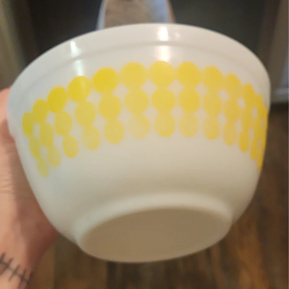 Vintage Collectible Pyrex Polka Dot Nesting Bowl #402 Yellow 1.5 QT